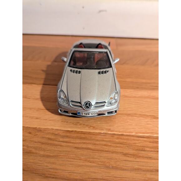 Mercedes-Benz Slk R171 2004-2011 55 AMG Silver Cabrio 1/24 Motormax Model Car - Picture 2 of 6